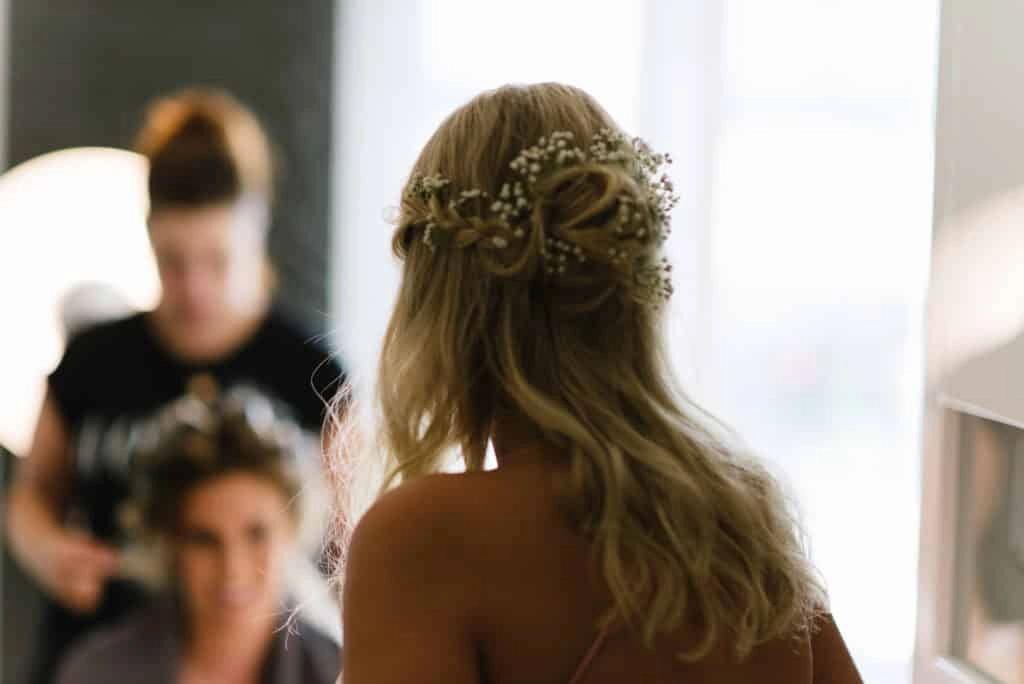 Geflochtene Frisur mit offenen Haarlängen.