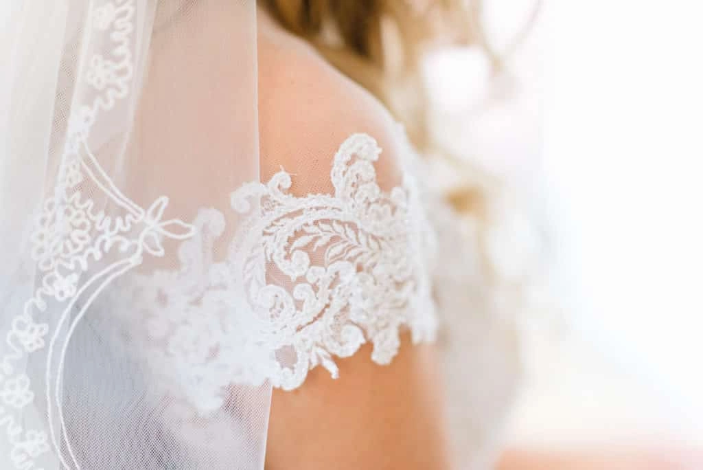 Spitzendetail am Ärmel des Brautkleids.