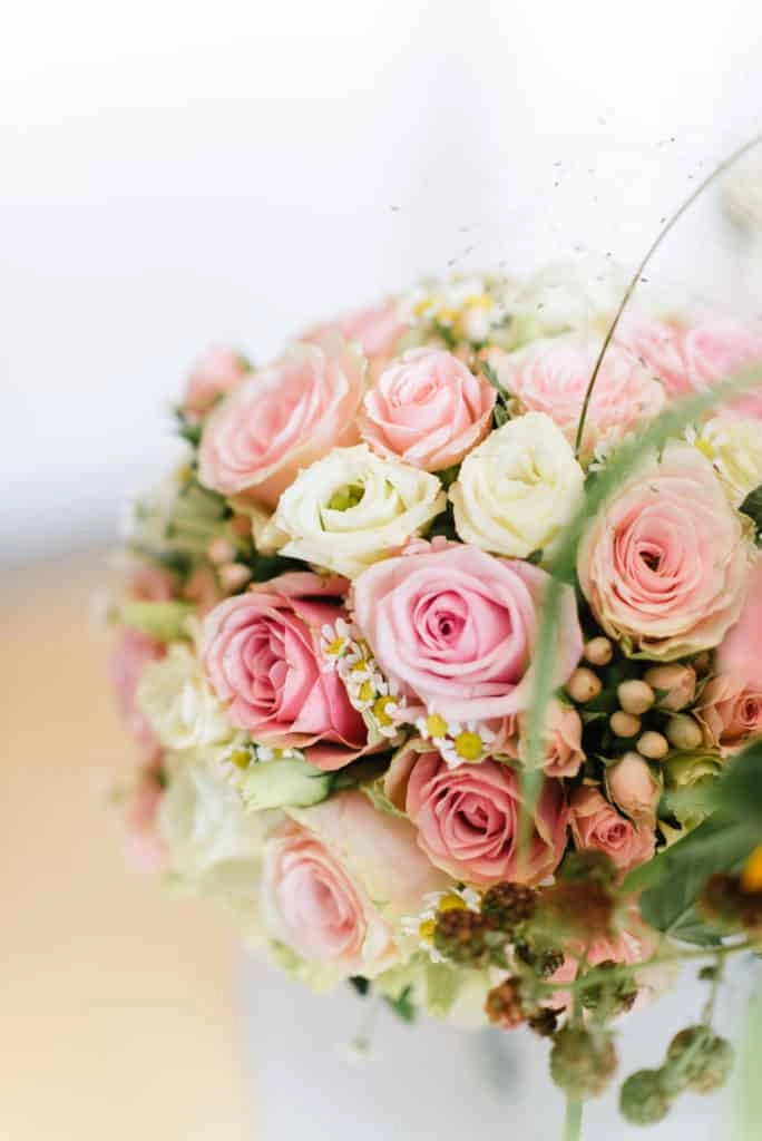 Brautstrauß aus rosa und weißen Rosen.