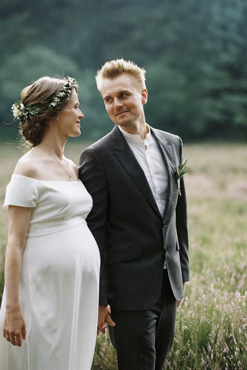 Hochzeitspaar auf einer analogen Aufnahme im Grünen