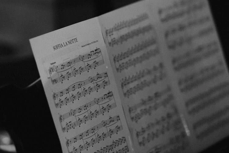 Notenblätter auf einem Musikständer, in Schwarz-Weiß.