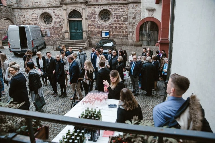 Hochzeitsempfang im gepflasterten Innenhof.