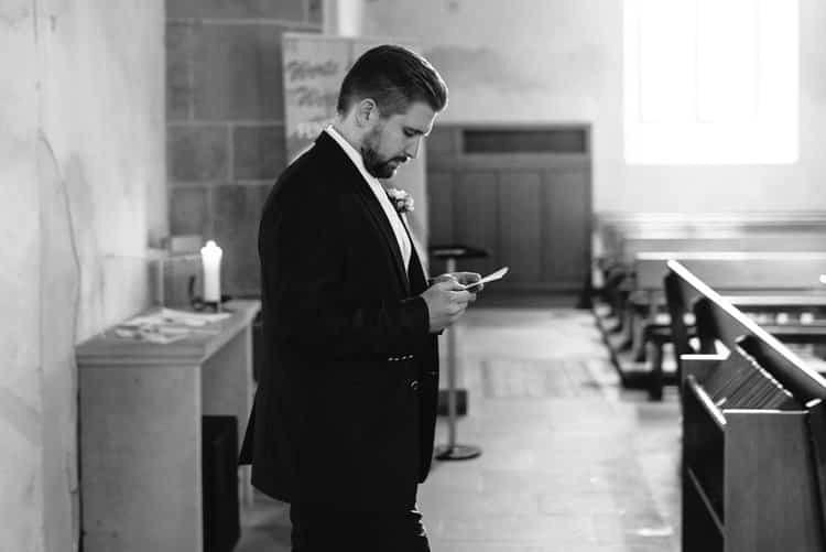 Bräutigam wartet in der Kirche, in Schwarz-Weiß.