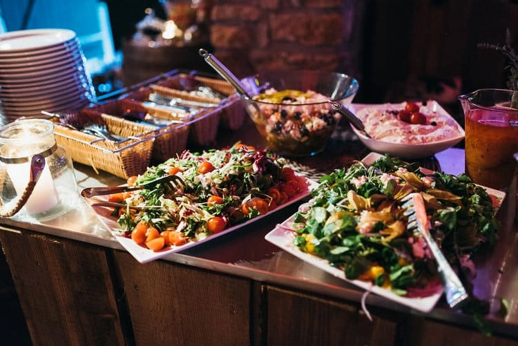 Bunt angerichtete Speisen auf dem Hochzeitsbuffet.