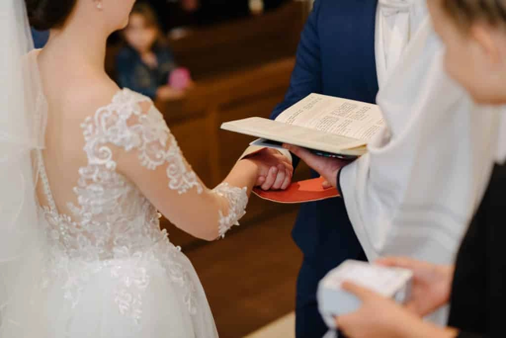Die Hände des Brautpaars werden bei der kirchlichen Trauung zusammengelegt.