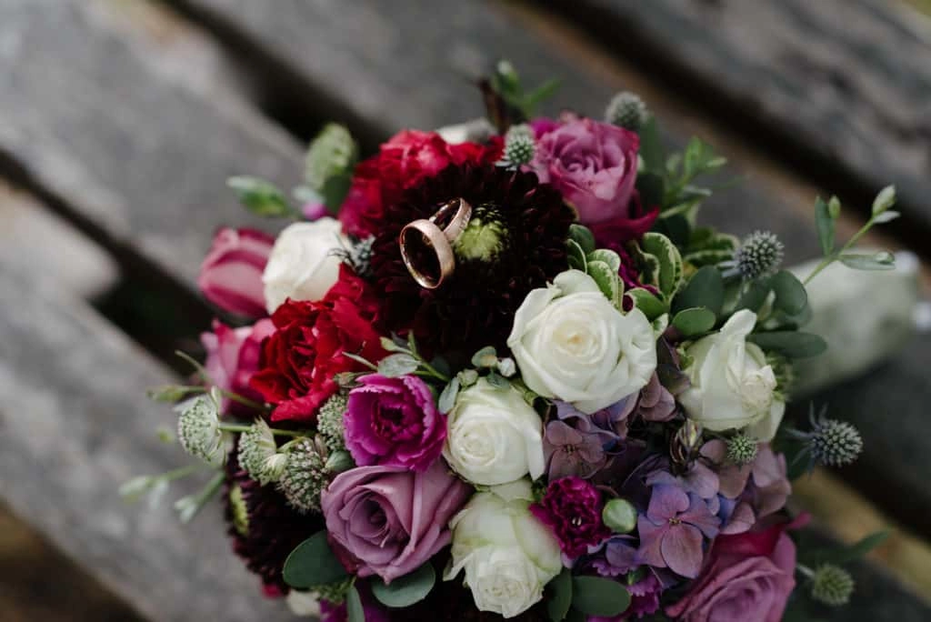 Brautstrauß mit weißen, rosa und violetten Rosen.