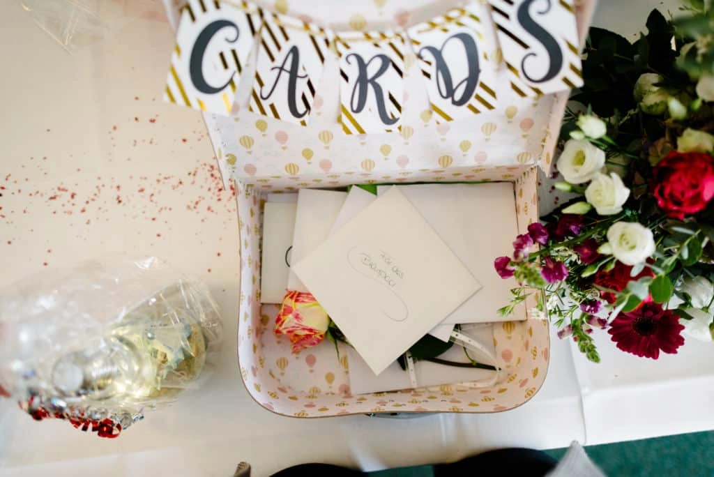 Geöffneter dekorierter Koffer für Hochzeitskarten und Umschläge.