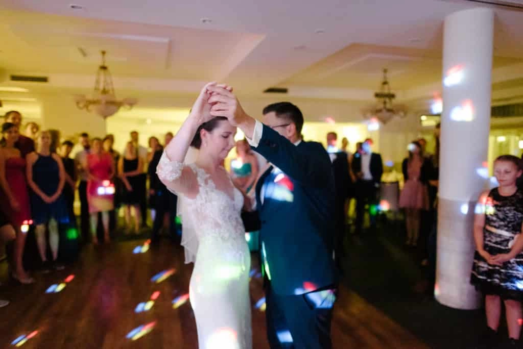 Der Bräutigam dreht die Braut beim Hochzeitstanz.