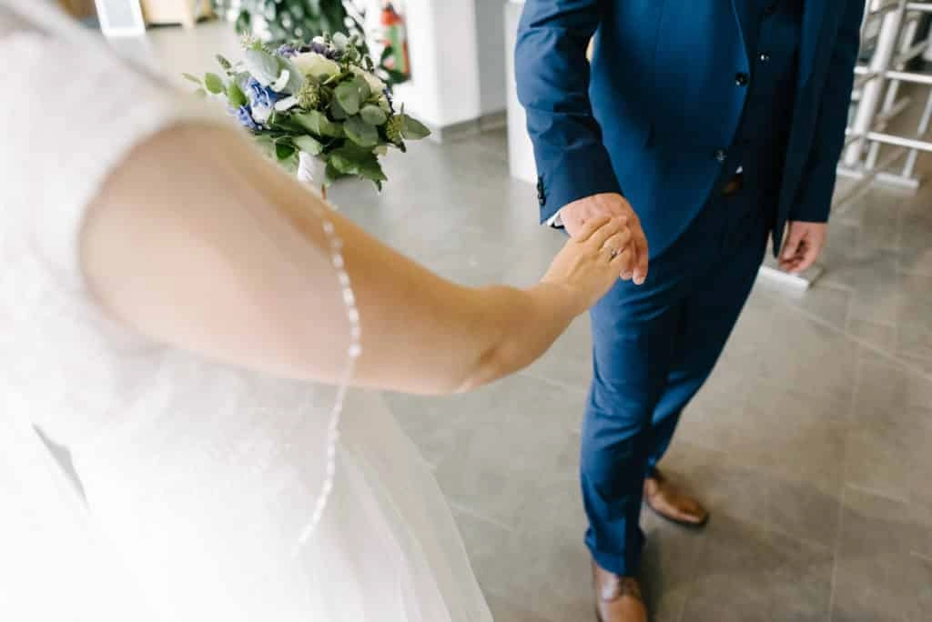 Die Braut hält während der Trauung die Hand des Bräutigams.