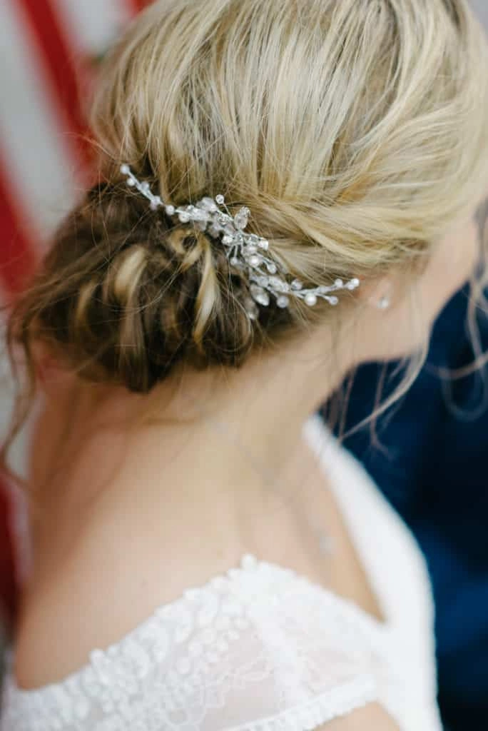 Detail der tief gesteckten Brautfrisur mit filigranem Haarschmuck.