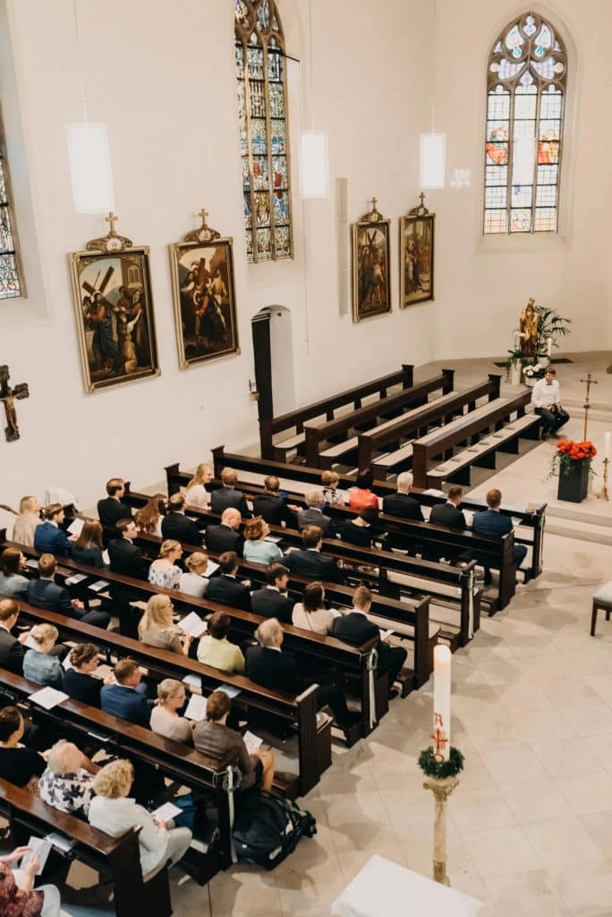 Blick von oben auf die Hochzeitsgäste in der Kirche.