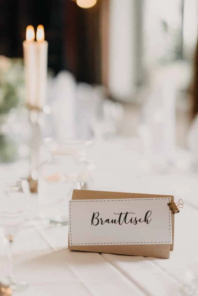 Schild Brauttisch auf einer festlichen Hochzeitstafel.