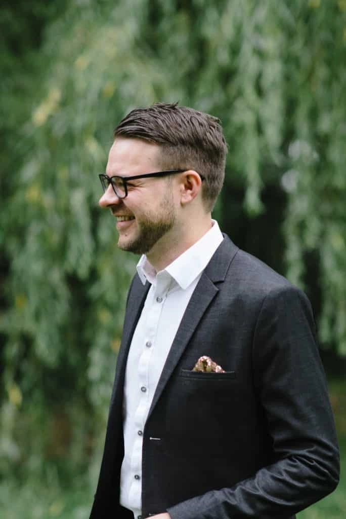 Porträt des lächelnden Bräutigams mit Brille.