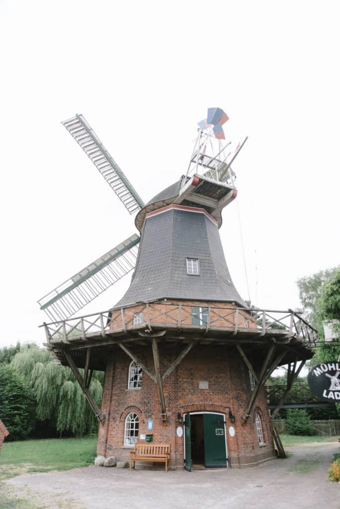 Historische Windmühle mit umlaufender Galerie.