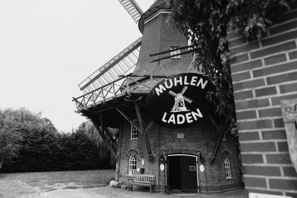 Eingang eines Mühlenladens, in Schwarz-Weiß.