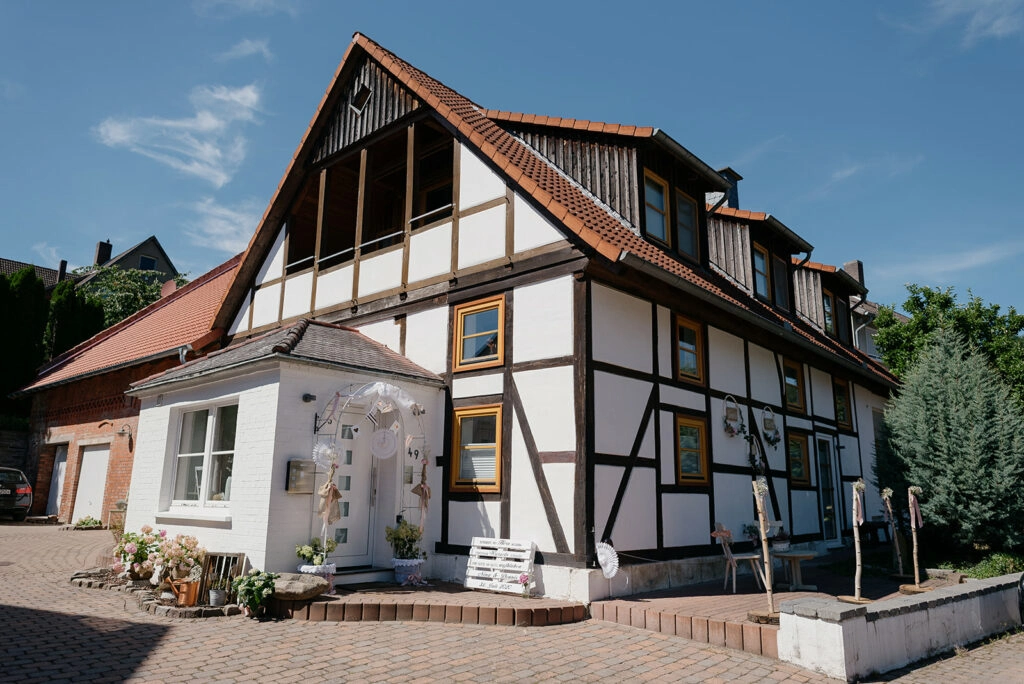 Fachwerkhaus mit geschmücktem Eingang für die Hochzeit.