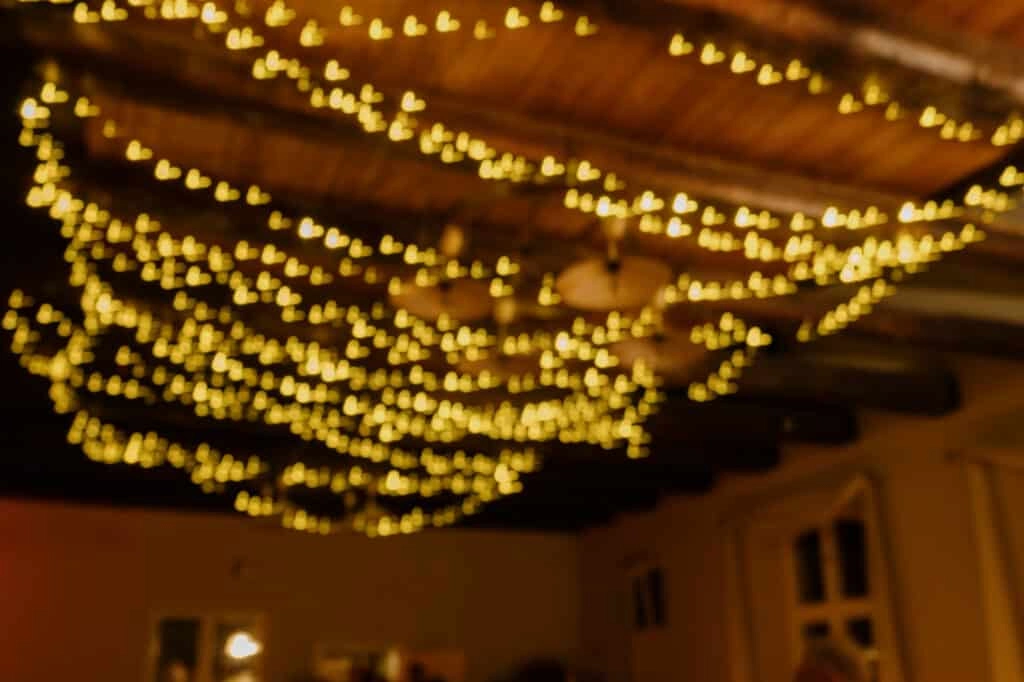Viele Lichterketten schmücken die Decke des Festsaals.