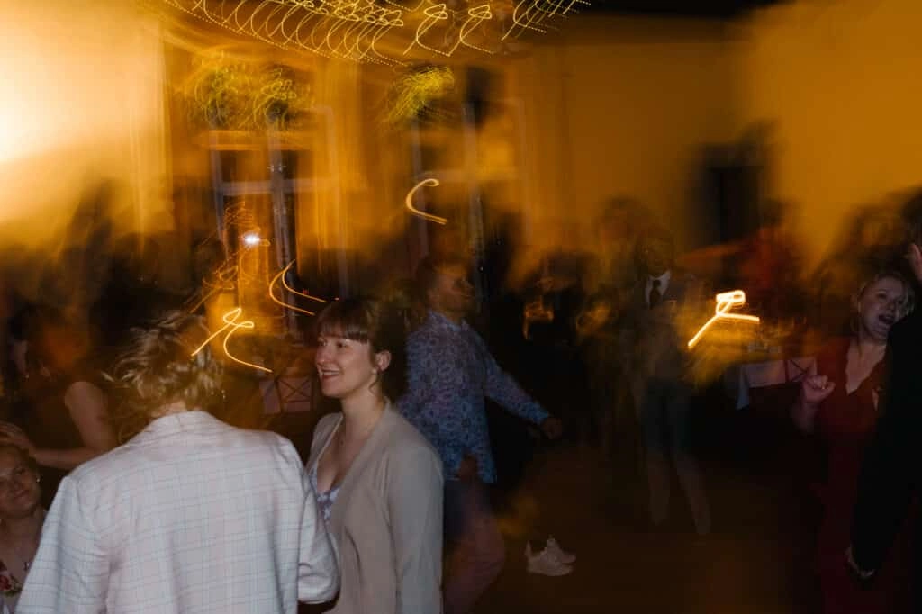 Gäste tanzen auf der Hochzeit mit Wunderkerzen.