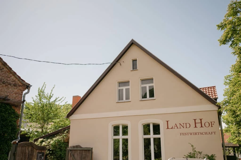 Fassade des Landhofs mit Schriftzug über dem Eingang.