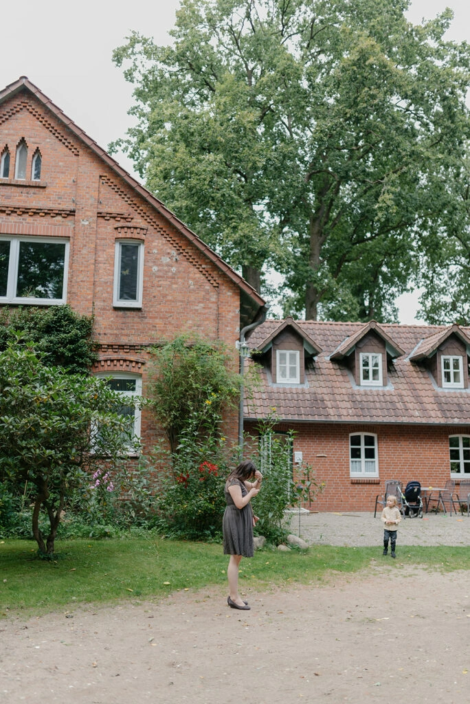 Hochzeitslocation mit Backsteingebäuden und Garten.