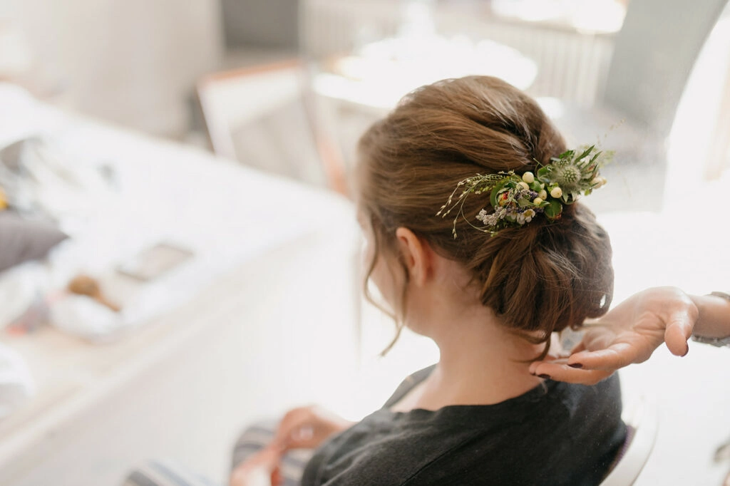 Blumenschmuck in der Hochsteckfrisur der Braut.