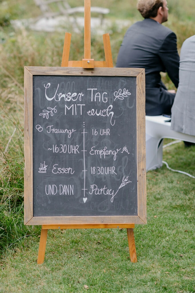 Tafel mit Hinweisen für die Gäste bei der freien Trauung.