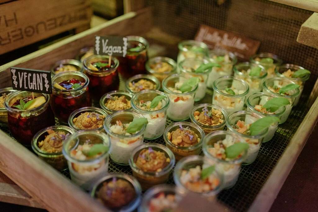 Kleine Vorspeisen in Gläsern auf dem Buffet.