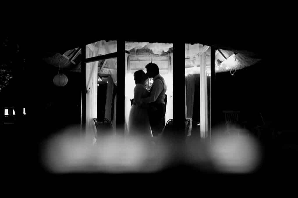 Brautpaar als Silhouette vor einer hellen Fensterfront.