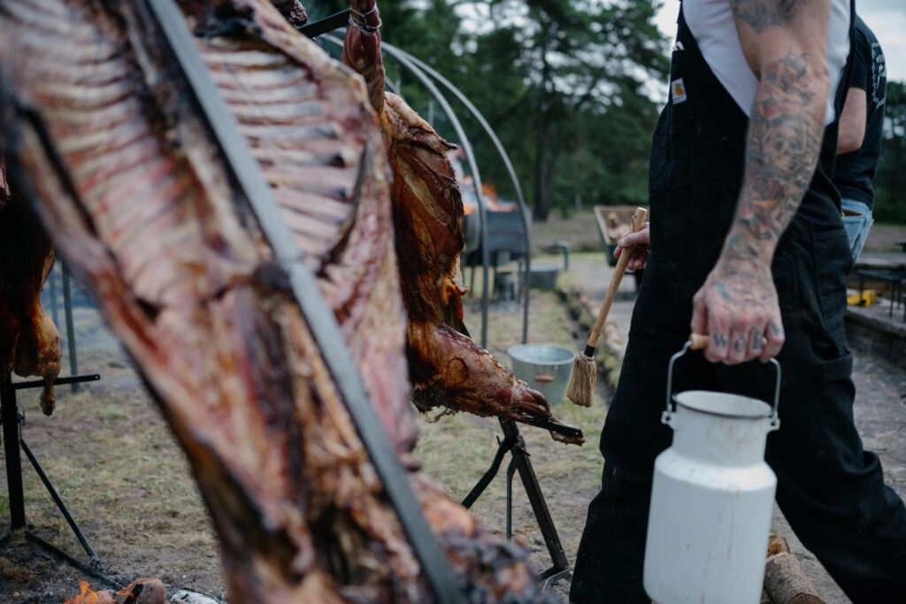 Fleisch an einer Feuerstelle im Freien.
