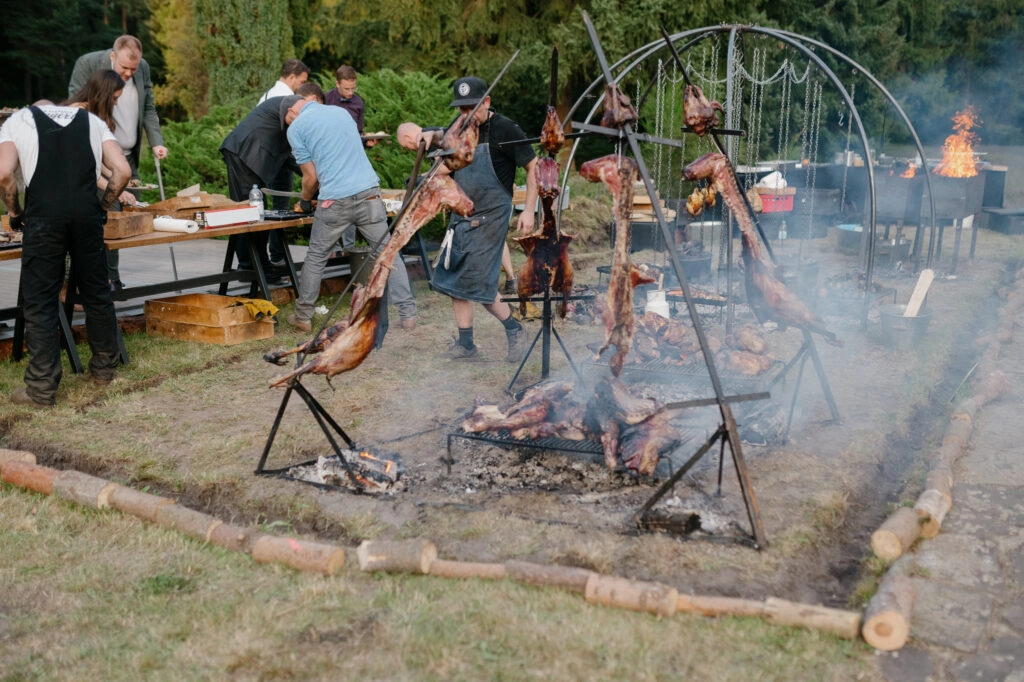 Kochen an offenen Feuerstellen im Freien.
