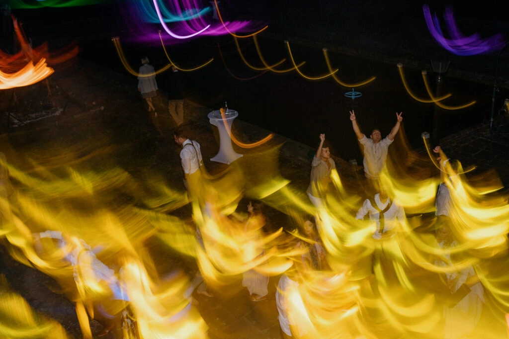 Tanzfläche mit goldenen und bunten Lichtspuren.