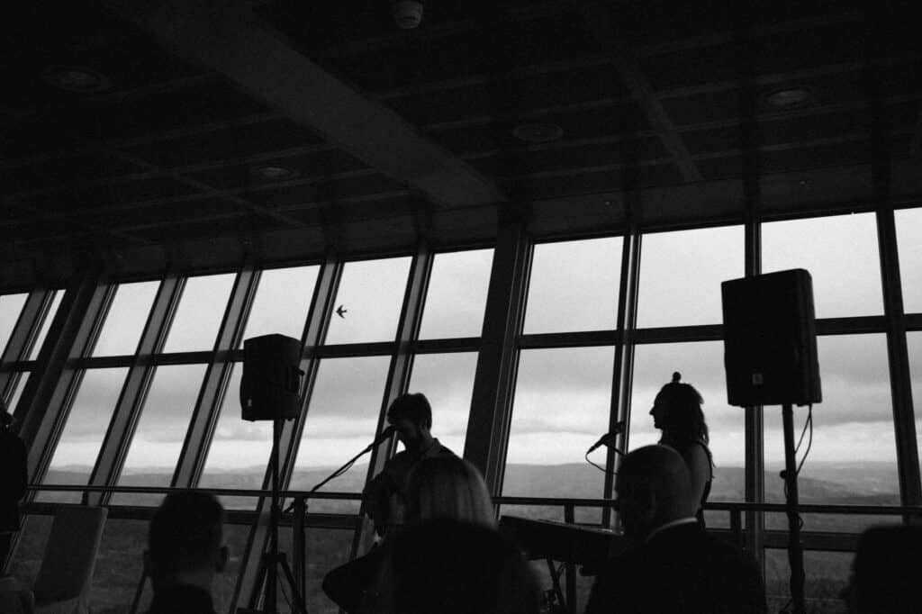 Brautpaar als Silhouette im Trauraum mit Panoramafenstern.