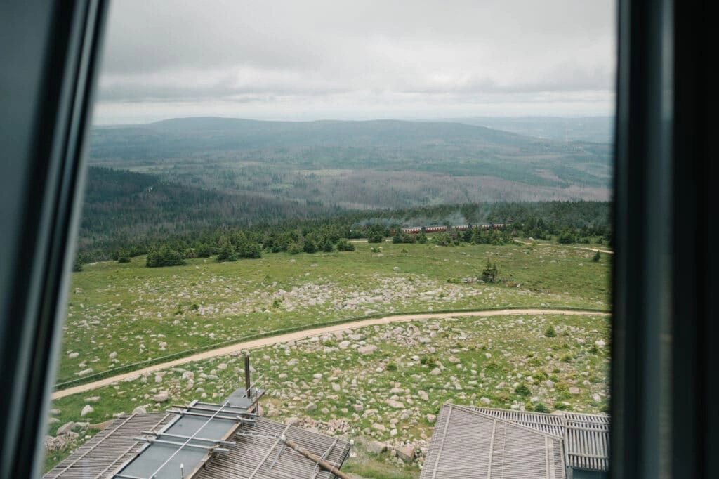 Blick aus dem Fenster auf die Berglandschaft.