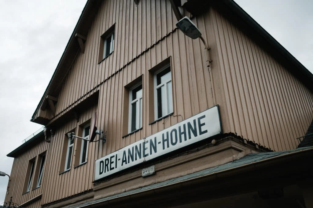 Bahnhofsgebäude mit dem Schild Drei Annen Hohne.
