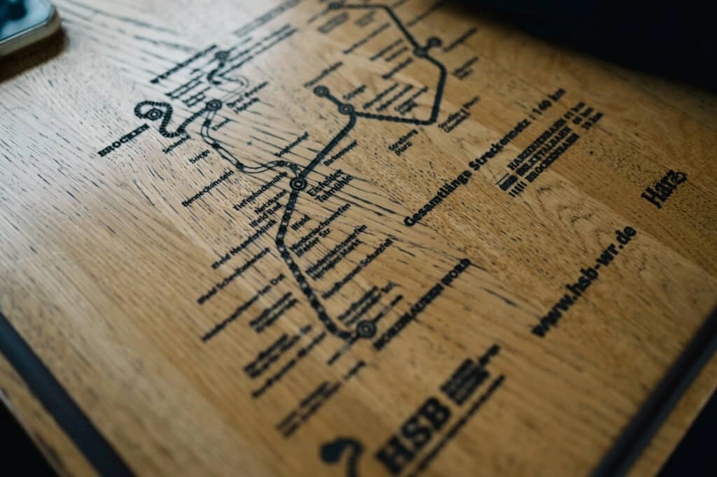 Streckenkarte auf einem Holztisch der Harzer Schmalspurbahnen.