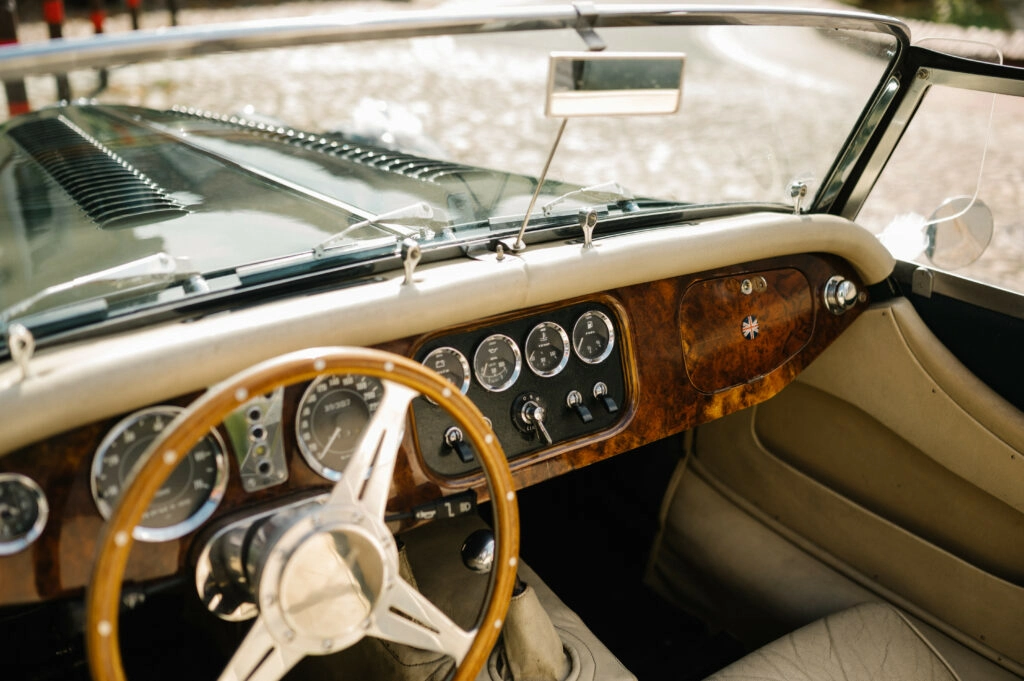 Holzarmaturen und Lenkrad eines offenen Oldtimers.