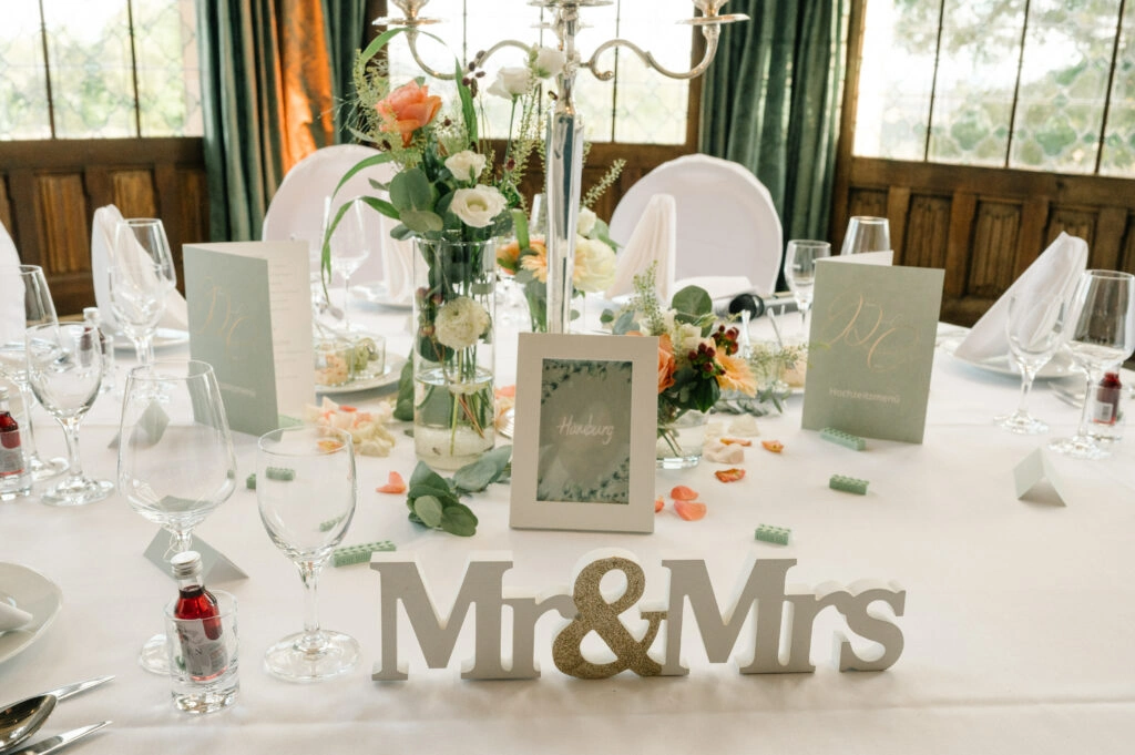 Mr-und-Mrs-Schriftzug auf dem geschmückten Hochzeitstisch.
