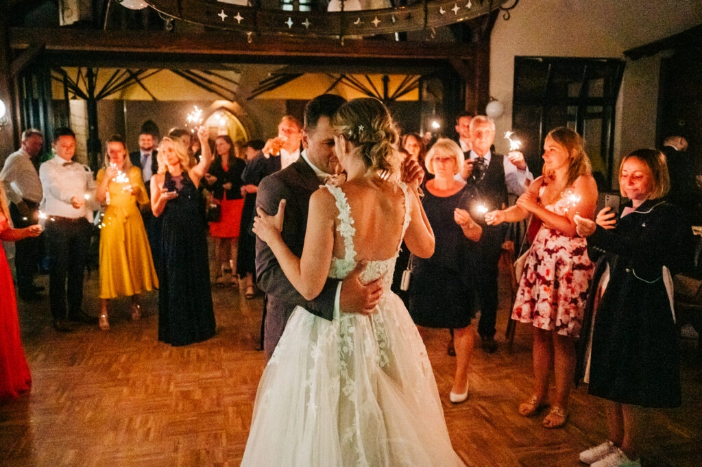 Hochzeitstanz im Kreis der Gäste mit Wunderkerzen.