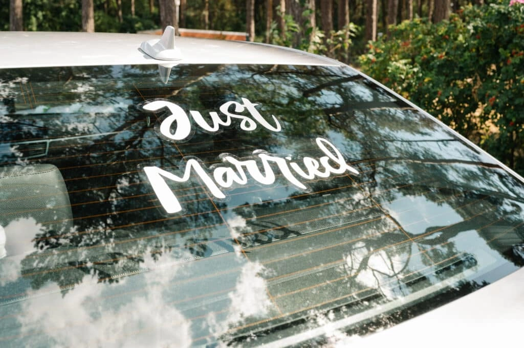 Just-Married-Schriftzug auf der Scheibe des Hochzeitsautos.