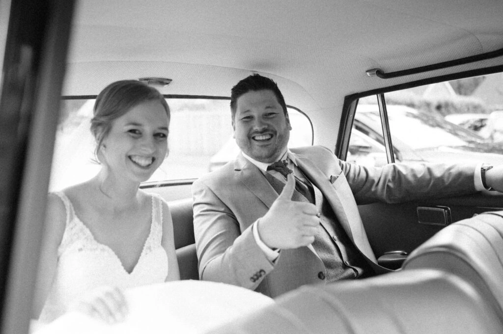 Brautpaar im Hochzeitsauto, in Schwarz-Weiß.