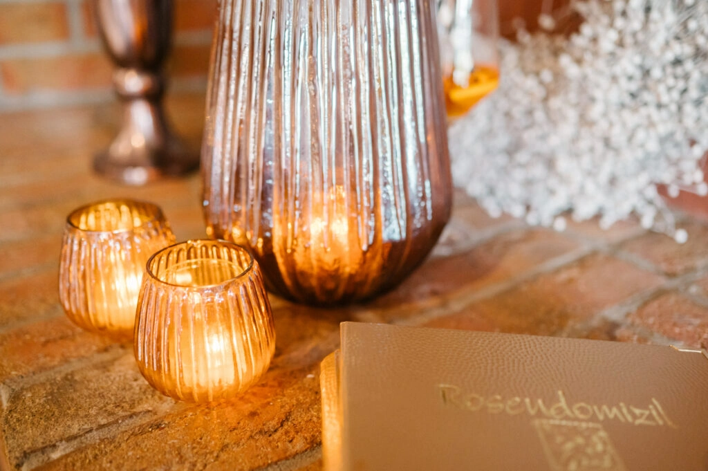 Leuchtende Windlichter neben der Hochzeitskarte.