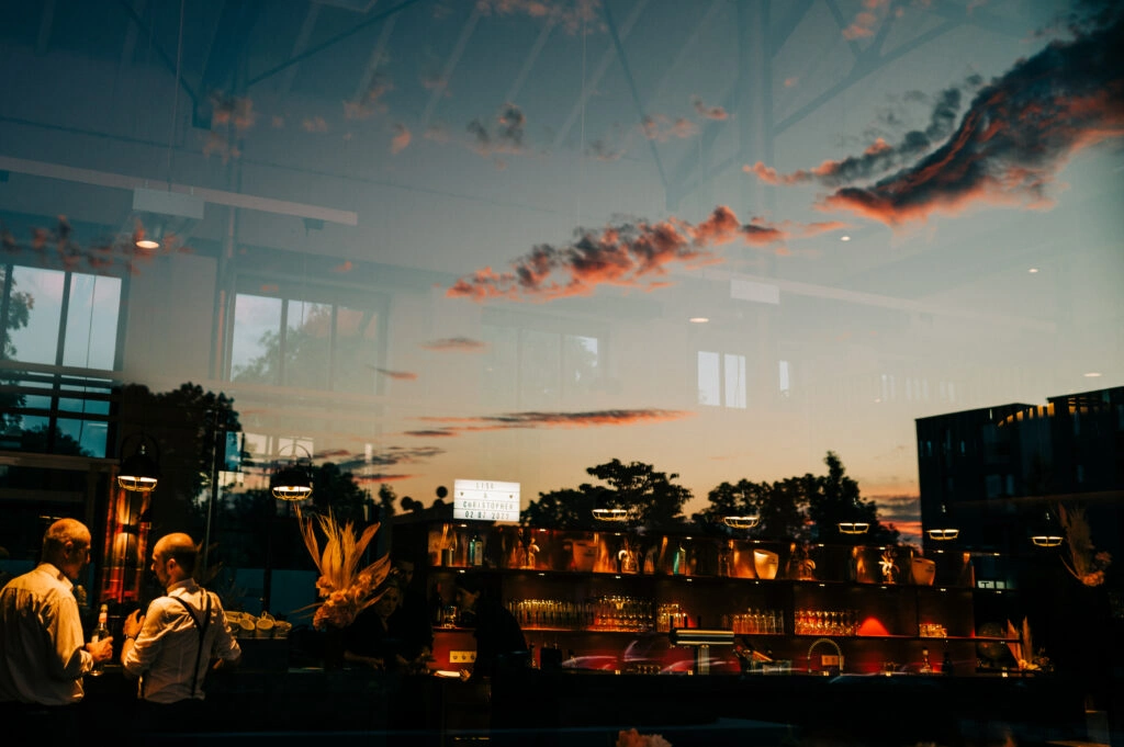 Abendhimmel spiegelt sich im Fenster der Hochzeitslocation.