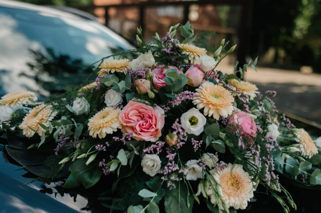 Bunter Blumenschmuck auf dem Hochzeitsauto.