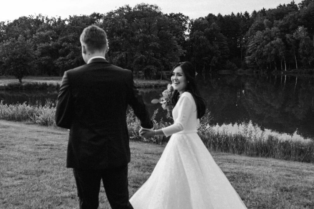 Brautpaar am Seeufer, in Schwarz-Weiß.