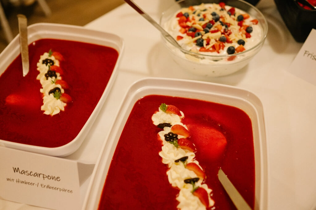 Desserts stehen auf dem Hochzeitsbuffet bereit.