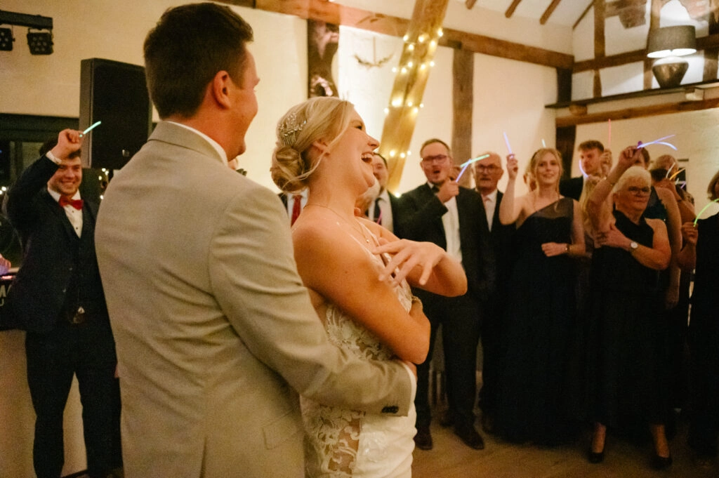 Brautpaar steht beim Hochzeitstanz vor den Gästen.