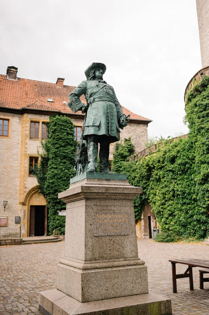 Denkmal und Burggebäude auf dem Burghof.
