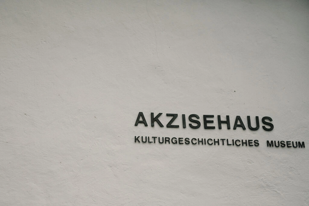Schriftzug Akzisehaus Kulturgeschichtliches Museum an der Fassade.