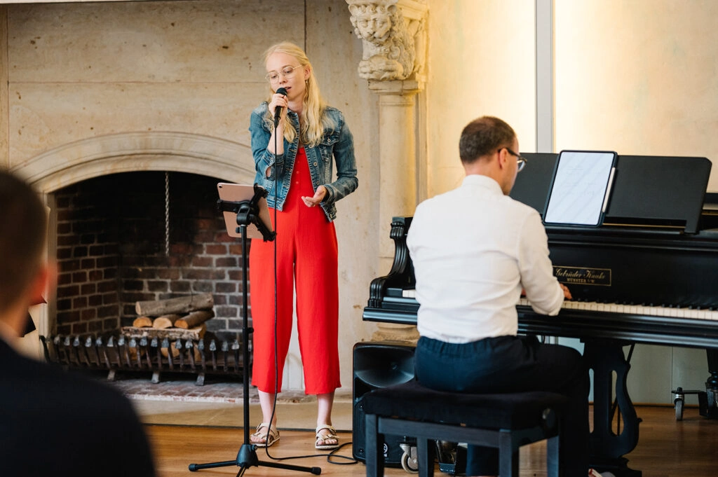 Sängerin und Pianist begleiten die Trauung.