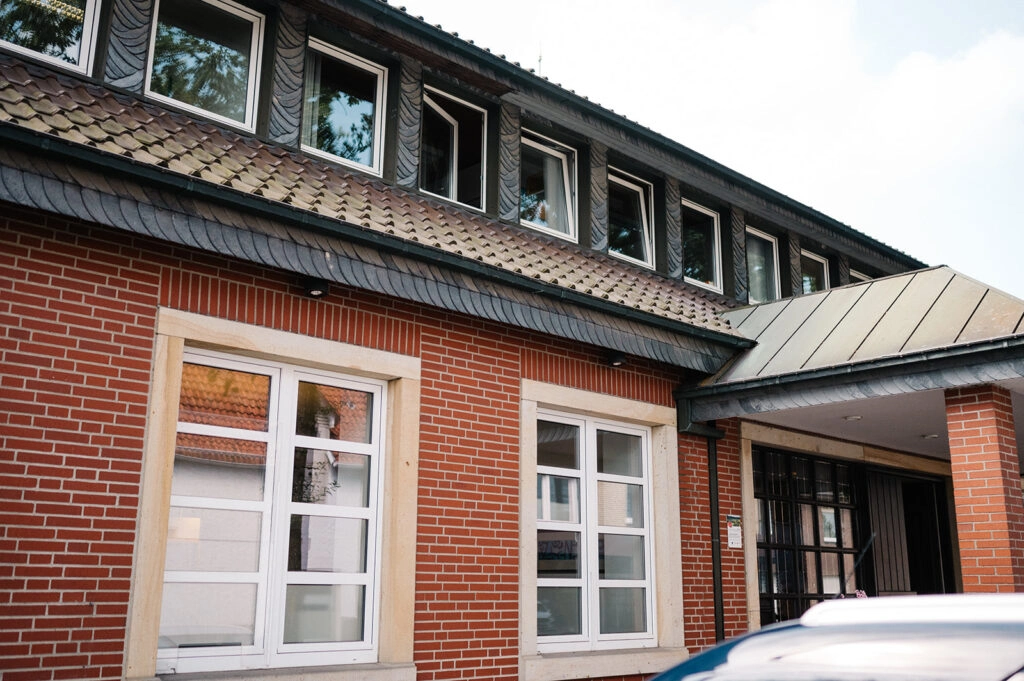 Backsteingebäude mit weißen Fenstern.